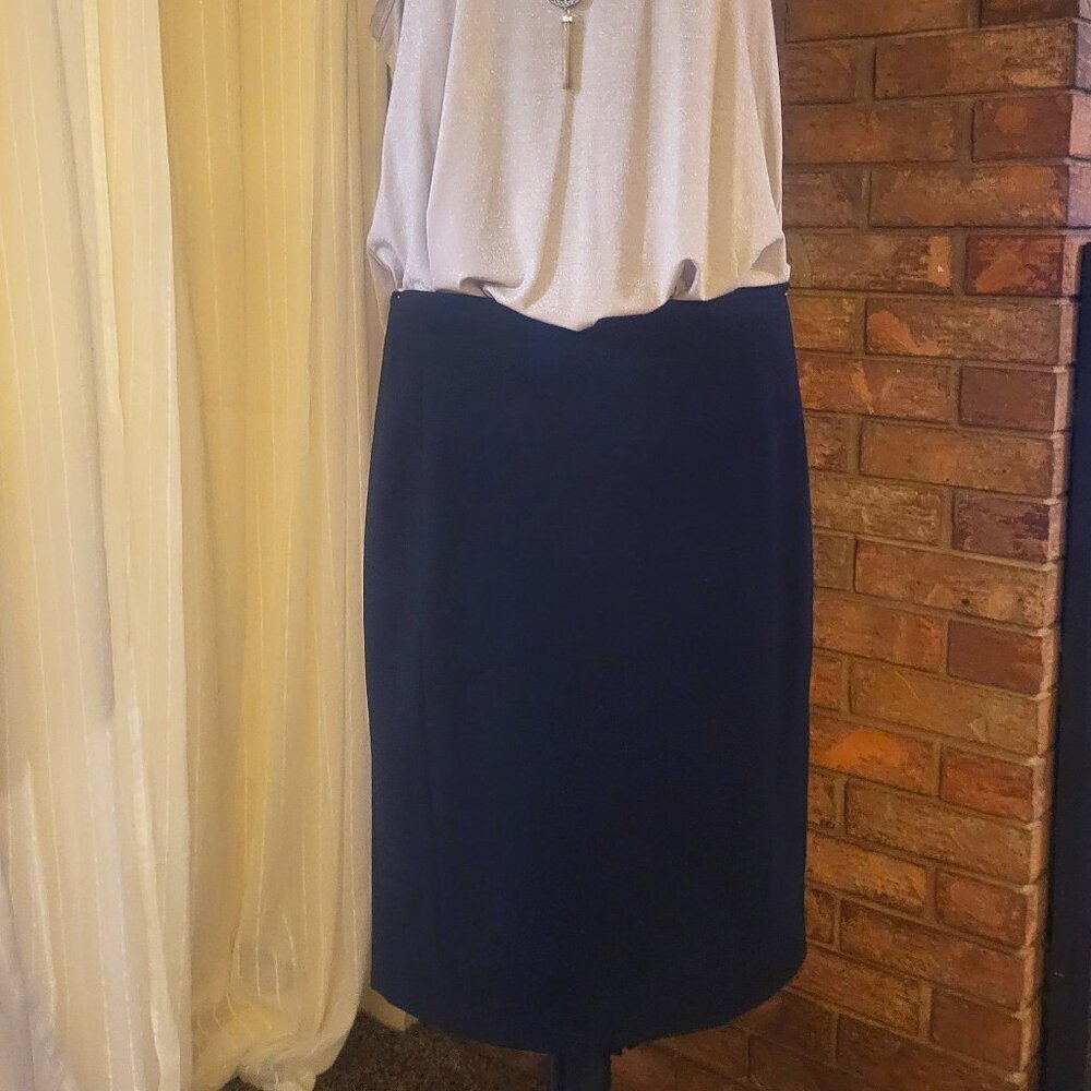DKNY Black Knee-Length Knee Length Classic Skirt - Size 10